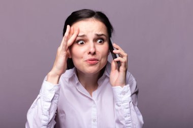 beyaz gömlekli kız telefonda iletişim kuruyor