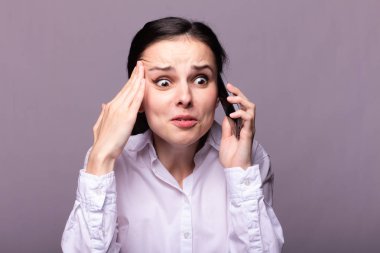 beyaz gömlekli kız telefonda iletişim kuruyor