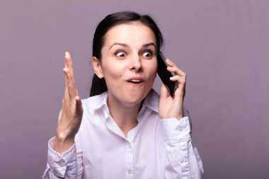 beyaz gömlekli kız telefonda iletişim kuruyor