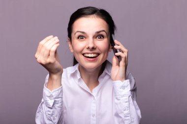 beyaz gömlekli kız telefonda iletişim kuruyor