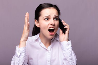 beyaz gömlekli kız telefonda iletişim kuruyor