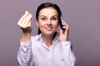 beyaz gömlekli kız telefonda iletişim kuruyor