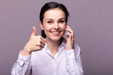 beyaz gömlekli kız telefonda iletişim kuruyor