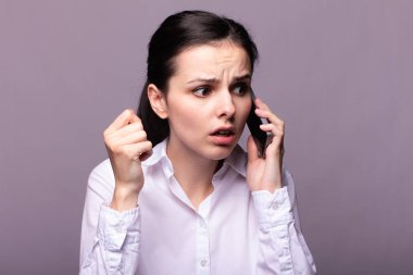 beyaz gömlekli kız telefonda iletişim kuruyor