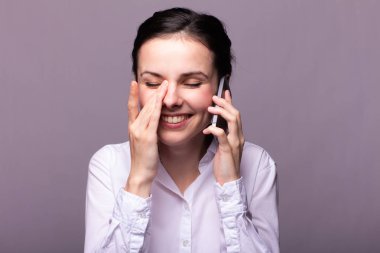 beyaz gömlekli kız telefonda iletişim kuruyor