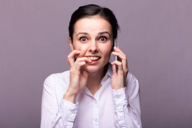 beyaz gömlekli kız telefonda iletişim kuruyor