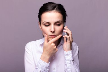 beyaz gömlekli kız telefonda iletişim kuruyor