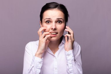 beyaz gömlekli kız telefonda iletişim kuruyor