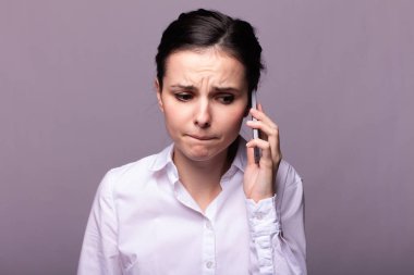 beyaz gömlekli kız telefonda iletişim kuruyor