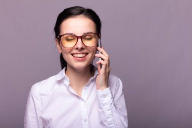 beyaz gömlek ve gözlük kız telefonda iletişim kurar