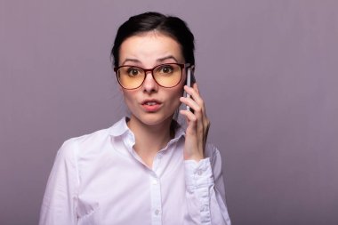 beyaz gömlek ve gözlük kız telefonda iletişim kurar