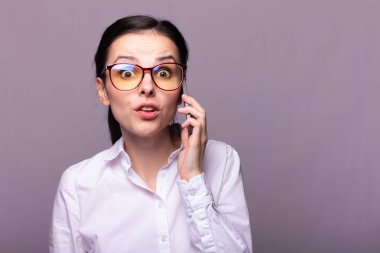 beyaz gömlek ve gözlük kız telefonda iletişim kurar