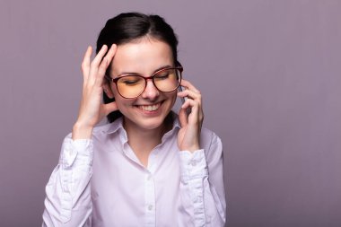 beyaz gömlek ve gözlük kız telefonda iletişim kurar