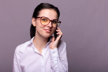 beyaz gömlek ve gözlük kız telefonda iletişim kurar