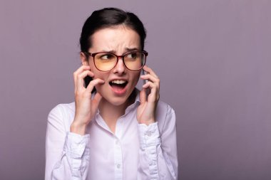 beyaz gömlek ve gözlük kız telefonda iletişim kurar