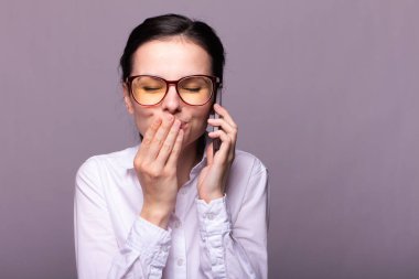 beyaz gömlek ve gözlük kız telefonda iletişim kurar