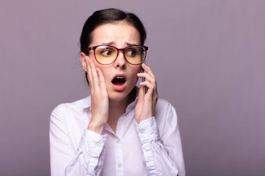 beyaz gömlek ve gözlük kız telefonda iletişim kurar