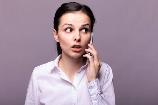 Chica Una Camisa Blanca Comunica Por Teléfono —  Fotos de Stock