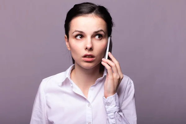 Beyaz Gömlekli Kız Telefonda Iletişim Kuruyor — Stok fotoğraf