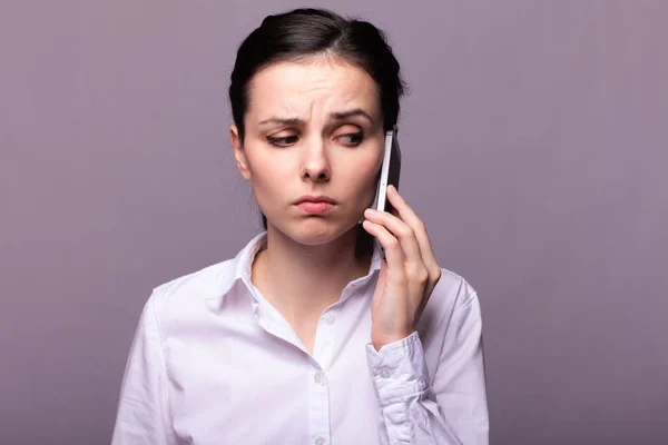 Chica Una Camisa Blanca Comunica Por Teléfono —  Fotos de Stock