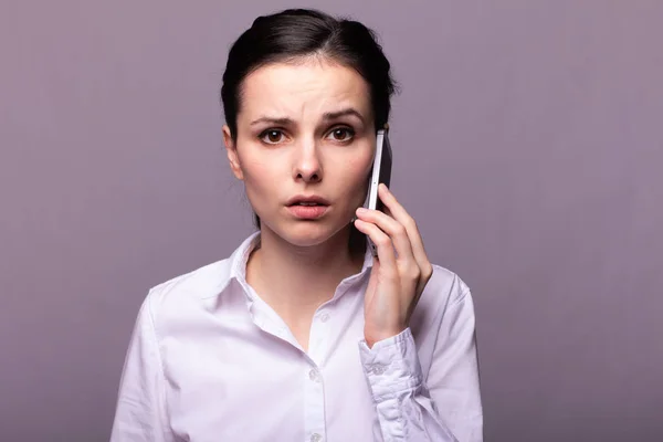 Κορίτσι Ένα Λευκό Πουκάμισο Επικοινωνεί Στο Τηλέφωνο — Φωτογραφία Αρχείου