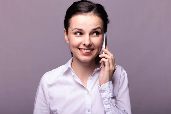 Menina Uma Camisa Branca Comunica Telefone — Fotografia de Stock