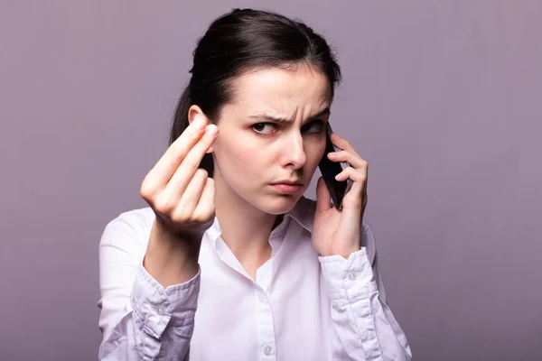 Chica Una Camisa Blanca Comunica Por Teléfono — Foto de Stock