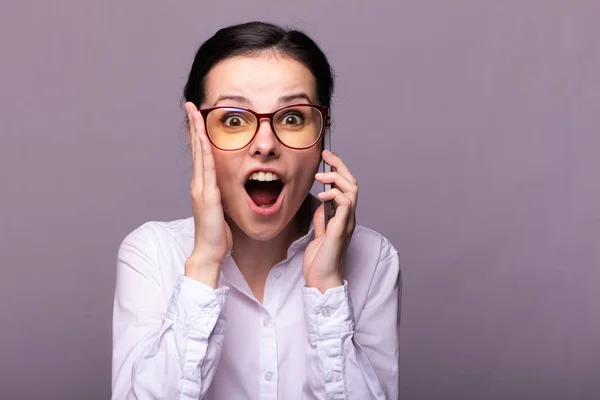 Menina Uma Camisa Branca Óculos Comunica Telefone — Fotografia de Stock