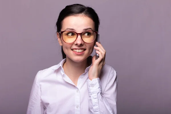 Gyönyörű Lány Fehér Ingben Szemüvegben Látás Kommunikál Telefonon — Stock Fotó