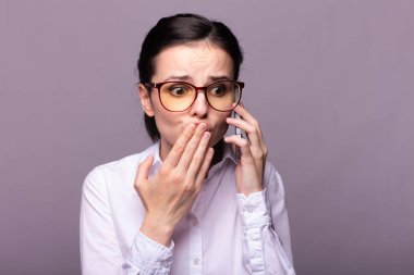 beyaz gömlek ve gözlük kız telefonda iletişim kurar