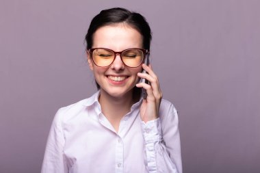 beyaz gömlek ve gözlük kız telefonda iletişim kurar