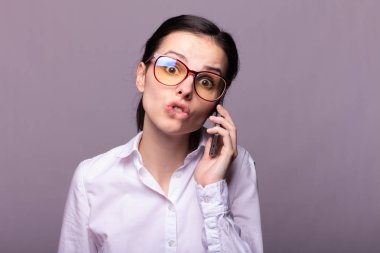 beyaz gömlek ve gözlük kız telefonda iletişim kurar