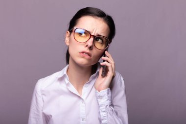 beyaz gömlek ve gözlük kız telefonda iletişim kurar