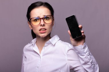 beyaz gömlek ve gözlük kız telefonda iletişim kurar