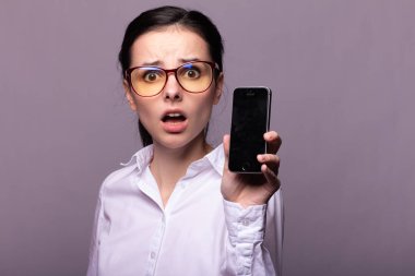 beyaz gömlek ve gözlük kız telefonda iletişim kurar