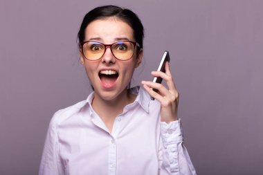 beyaz gömlek ve gözlük kız telefonda iletişim kurar