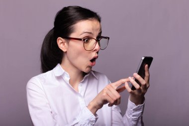 beyaz gömlek ve gözlük kız telefonda iletişim kurar