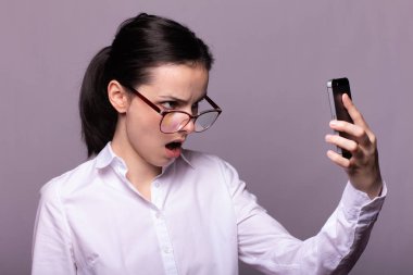 beyaz gömlek ve gözlük kız telefonda iletişim kurar