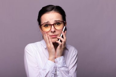 beyaz gömlek ve gözlük kız telefonda iletişim kurar