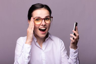 beyaz gömlek ve gözlük kız telefonda iletişim kurar