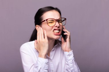 beyaz gömlek ve gözlük kız telefonda iletişim kurar