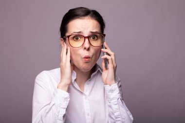 beyaz gömlek ve gözlük kız telefonda iletişim kurar