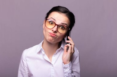 beyaz gömlek ve gözlük kız telefonda iletişim kurar