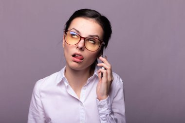 beyaz gömlek ve gözlük kız telefonda iletişim kurar