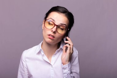 beyaz gömlek ve gözlük kız telefonda iletişim kurar