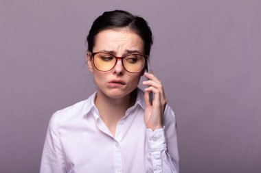 beyaz gömlek ve gözlük kız telefonda iletişim kurar