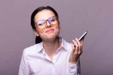 beyaz gömlek ve gözlük kız telefonda iletişim kurar