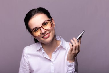 beyaz gömlek ve gözlük kız telefonda iletişim kurar