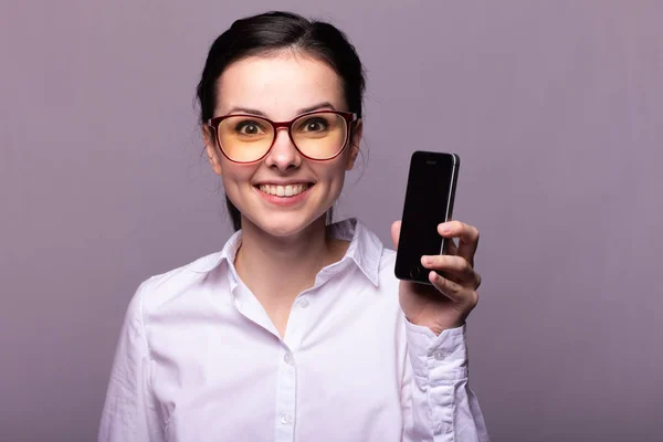Beyaz Gömlekli Gözlüklü Güzel Kız Telefonla Konuşuyor — Stok fotoğraf