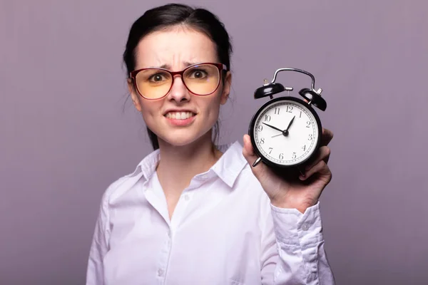 Chica Una Camisa Blanca Gafas Sostiene Reloj Despertador Mano — Foto de Stock